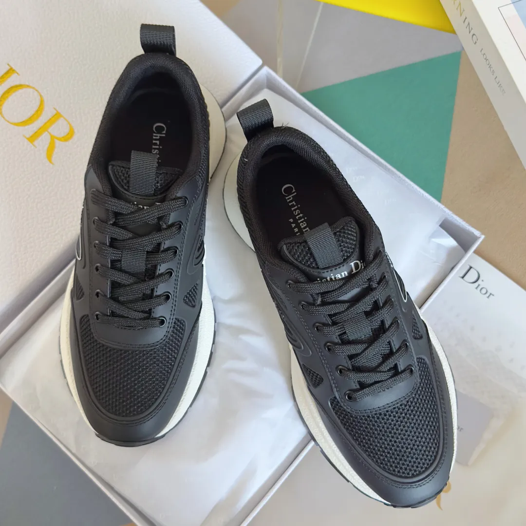 [Dior Dior] P: 640💰Couple model Size: Female: 35-40 (customized at 41), male 39-44. (customized at 45) 2025 Dior Dior autumn and winter new couple model, thick-soled casual sports shoes, originally purchased and developed to reinterpret the sports style with an elegant and fashionable shape. The upper is crafted from white mesh fabric and features the Christian Dior Paris signature on the laces and heel. The exquisite two-color sole is light and soft, which can add a high-end temperament to all kinds of casual looks. The delivery counter is exquisitely packaged🛍📦 ▪️Material: Original custom imported first-layer cowhide ▪️Inner lining: Imported soft sheepskin lining ▪️Sole: Original open-molded anti-slip rubber material ▪️Sole thickness: 4CM